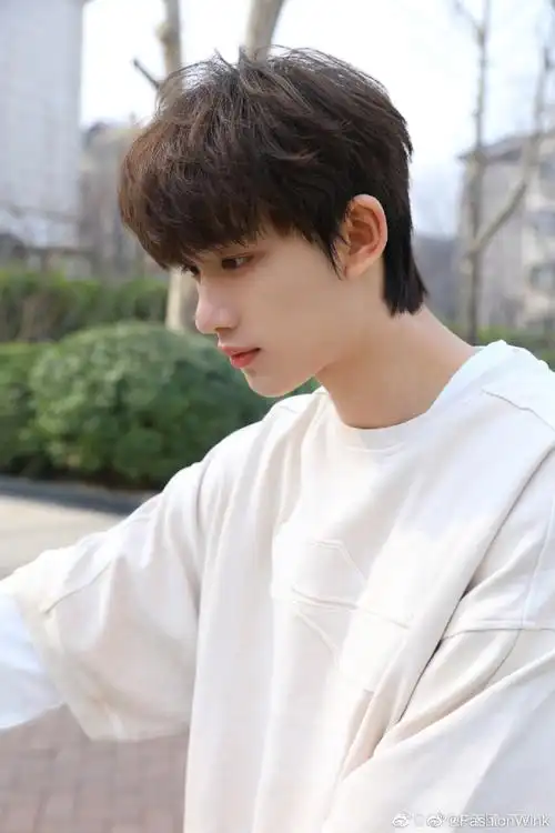 丁程鑫骑车#丁程鑫骑车~好青春好帅气啊,校园剧男主本人!