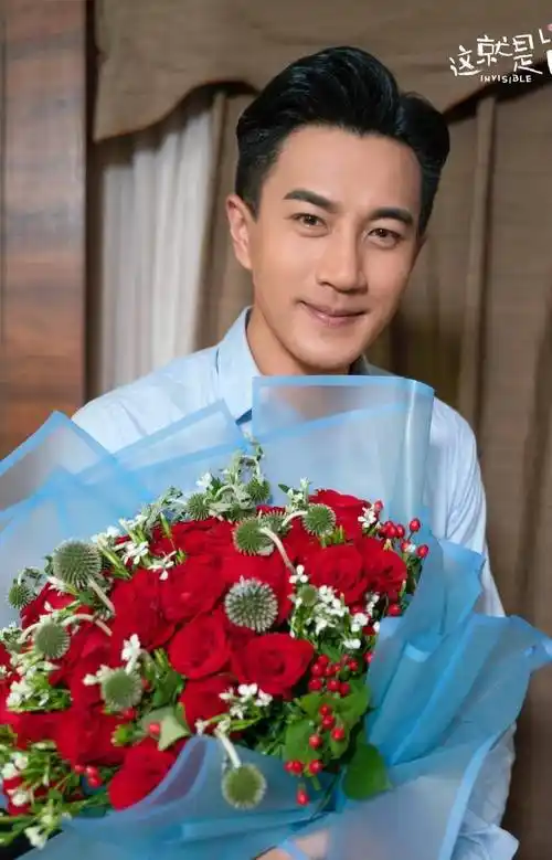 刘恺威去年搂陈都灵庆生旧照流出,相差19岁cp感不减,女方回应很直白