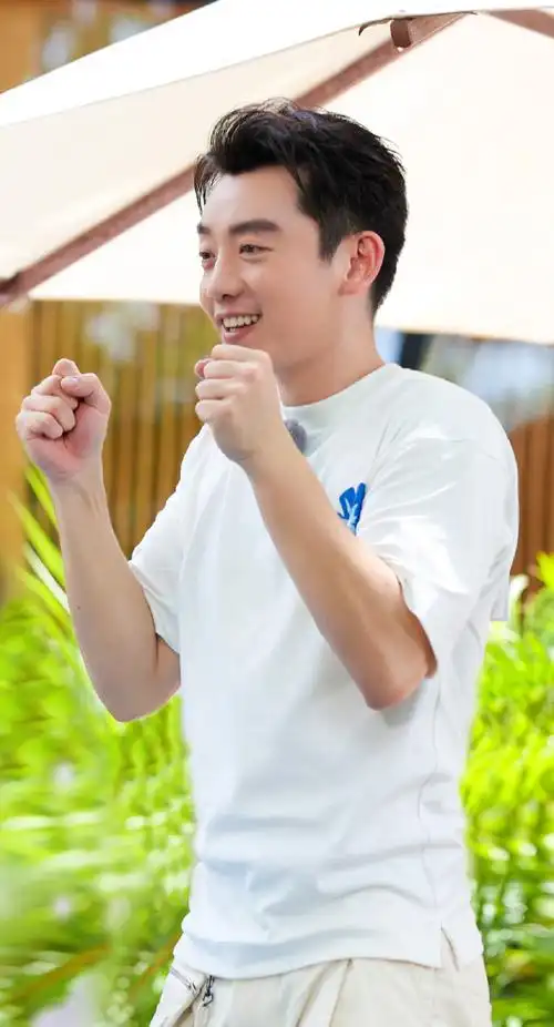 郑恺超话夏日炎炎,需要一枚酷爽的沙滩帅哥来降降暑9215带来满屏