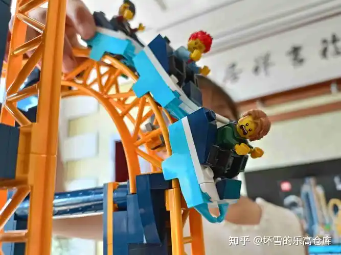 精妙绝伦的游乐园巨无霸:乐高10303双回环过山车测评