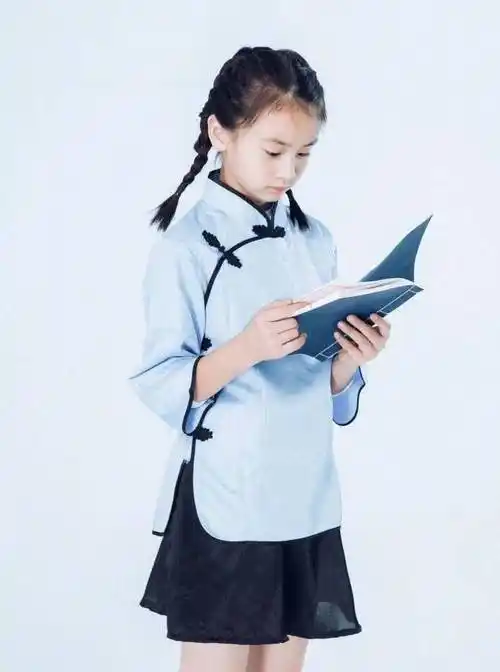 叶一茜晒两个孩子照片,身穿民国装的森碟浑身充满了书卷气_小亮_表情