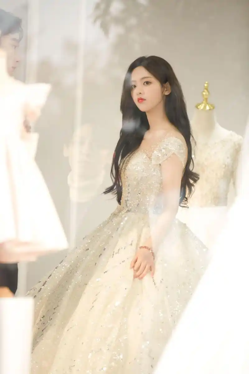 杨超越婚纱造型曝光碎钻裙梦幻 长卷发披肩温柔恬静