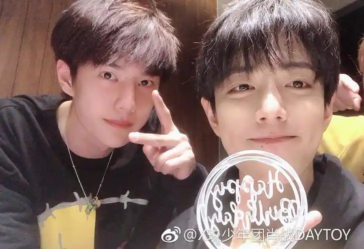 两人的现代造型合照镇楼