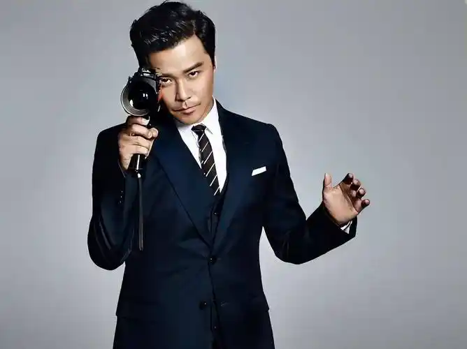 那就是大家在讨论的时候,都默认这两部皆是陈思诚的作品.