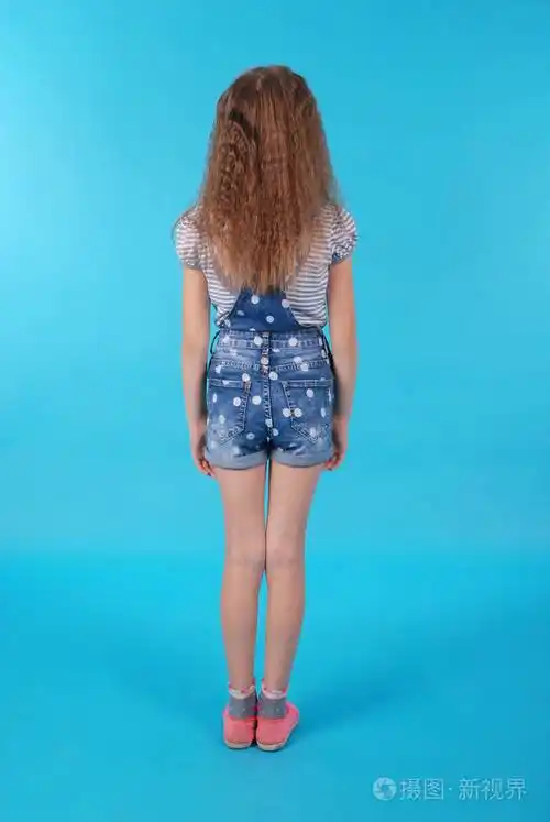 小女孩背站着摆姿势