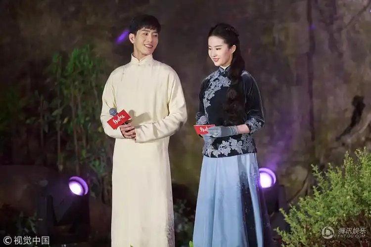 刘亦菲民国装韵味足下巴圆润 与井柏然甜笑对视