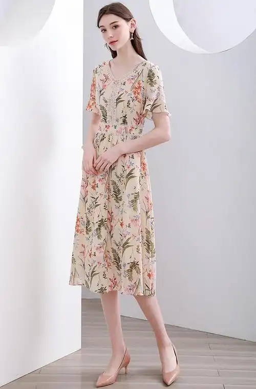 30岁女人穿衣别土气,春天穿这些碎花连衣裙单品,优雅显气质!