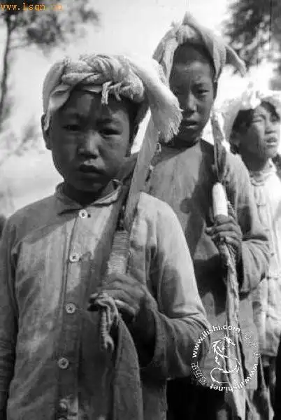 那些年拿着手雷当玩具的儿童团_老照片图库_历史千年