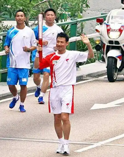 《北京欢迎你》幕后:成龙刘欢不肯唱首句,周杰伦刘德华为何缺席_奥运