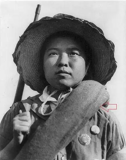 抗日战争中,中国女兵为什么身上都绑着一个又圆又粗的东西?