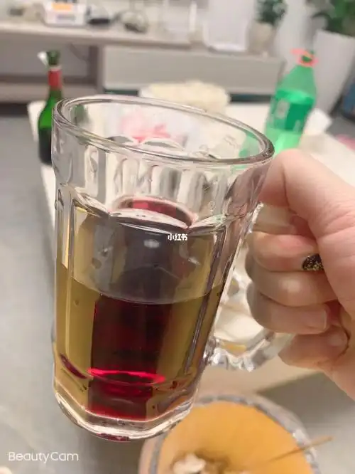 深夜饮酒,杯子碰在一起,都是梦破碎的声音