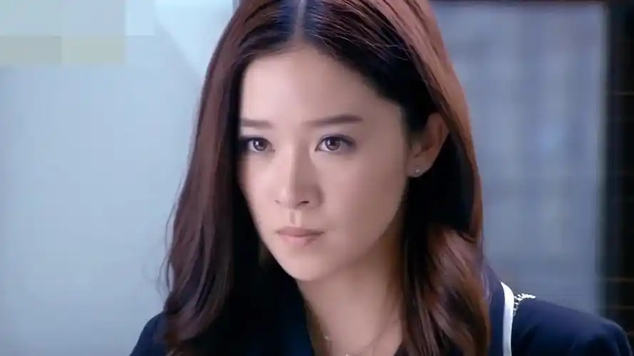 叶琳好心买了母亲喜欢的蛋糕结果听到母亲对话叶琳瞬间变脸了