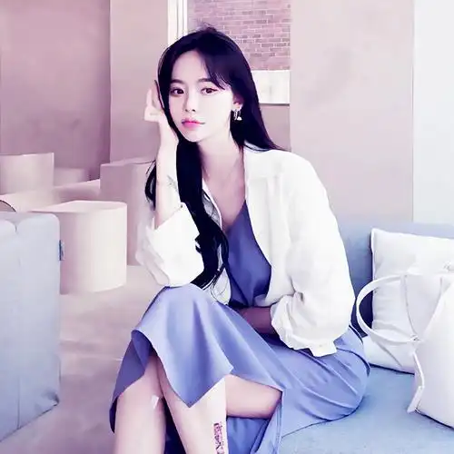 端庄优雅出镜的职业装美女头像照片