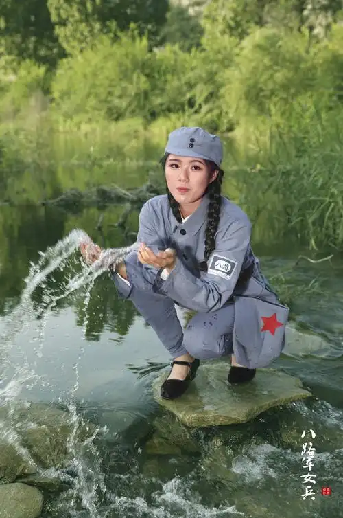 《八路军女兵》