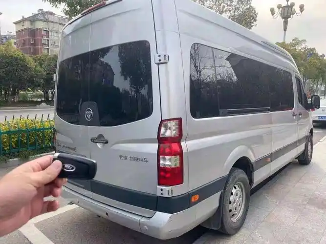 16年底福田图雅诺5.99米长7座国五柴油大面包车