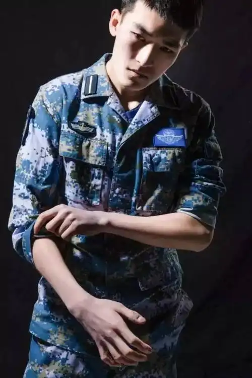 分享小伙zha看发型就知道你是个当兵的