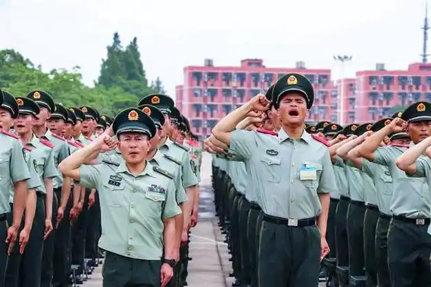 武警新兵光荣授衔一道拐扛上肩青春从这里启航