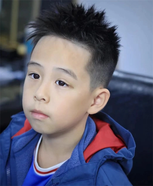 小男孩飞机头发型 纯真可爱帅气无比_儿童发型 - 美发站