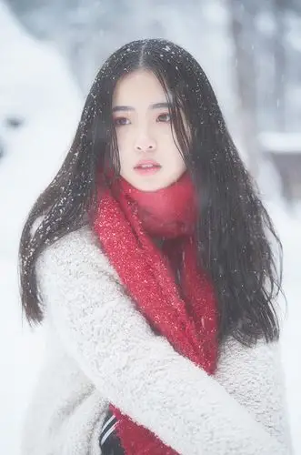 长发美女雪中唯美户外写真高清图片