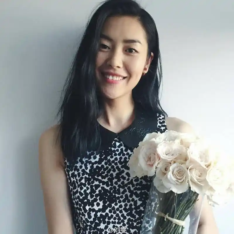 大表姐刘雯气质出众,如同新氧,给人很大气的美感.