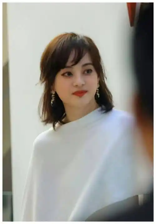 孙俪参加活动,长发披肩,网友大赞颜值回春.