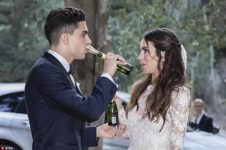 巴尔特拉眼神充满爱意