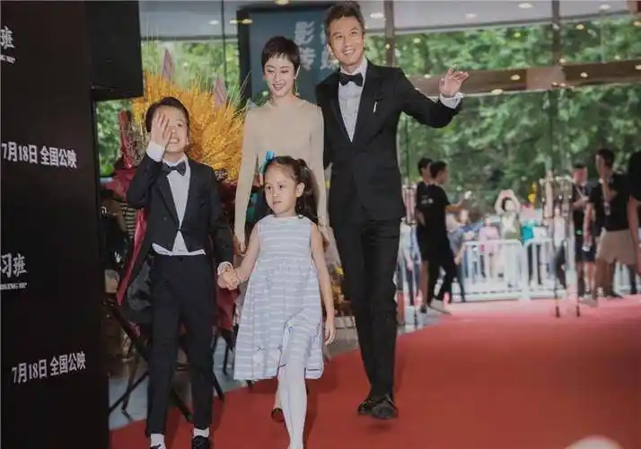 近日有网友偶遇邓超,孙俪,两个人带着自己的儿子和女儿一起外出就餐的