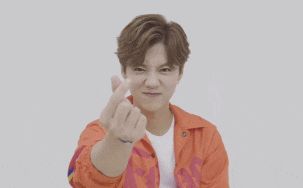 鹿晗gif手指gif比心gif橘色衣服gif