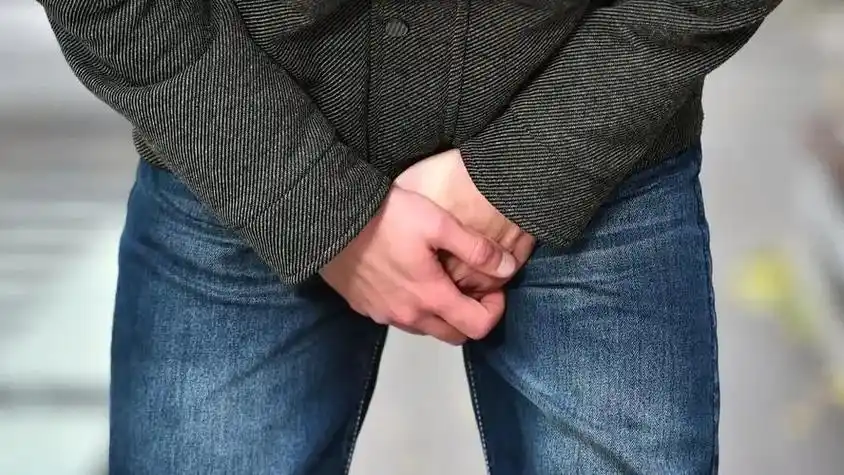 1, 隐睾一般胎儿在发育后期,睾丸就会自行进入阴囊当中,但是也有一些