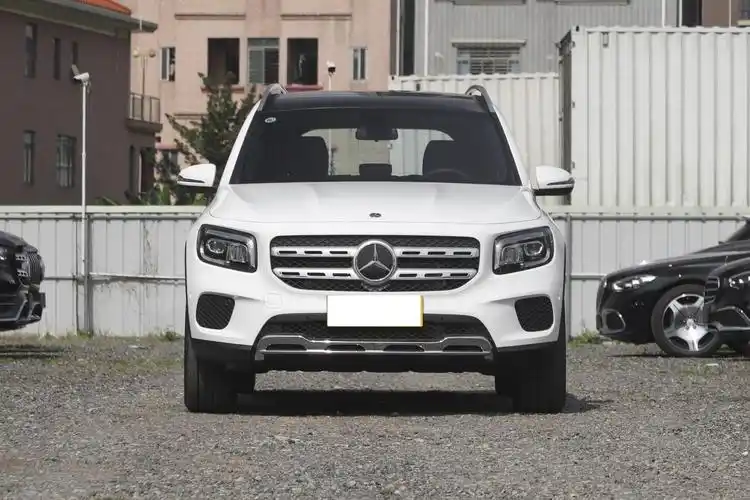 奔驰gls而在当年,同样定位于紧凑型suv的奔驰glb也搭载着1.