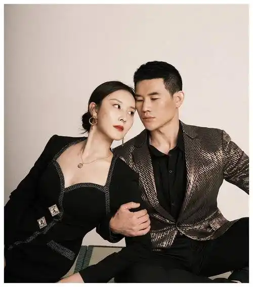 嘎子带小娇妻走机场,妻子满身花哨高调抢眼,衬得他像助理_谢孟伟_风格