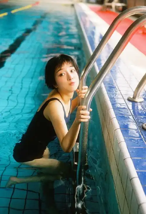 泳池美女蓝色泳衣性感湿身诱惑写真_美女写真_美桌网