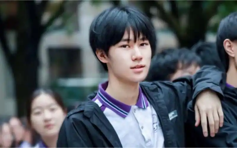 张真源丨高中毕业照cut丨限定高中生!还得是男高!