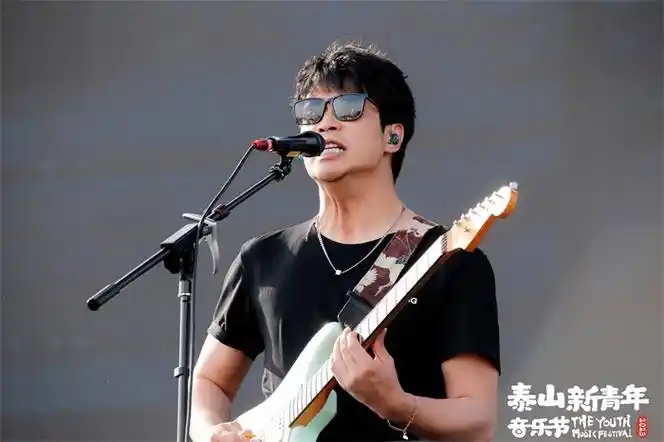 (资料图)2023年,麻园诗人乐队在泰山新青年音乐节现场演出.