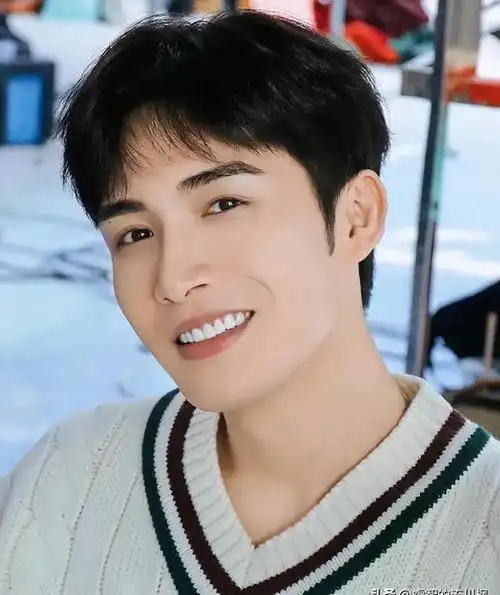 他们的微笑不仅仅是一种表情,更是一种艺术,能够温暖人心