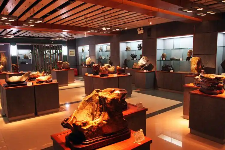 八桂奇石馆和雨卜民族风情旅游度假村哪个更好玩