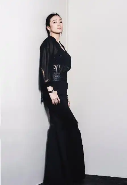 54岁巩俐与72岁老公逛街,不化妆和普通老太太一样了