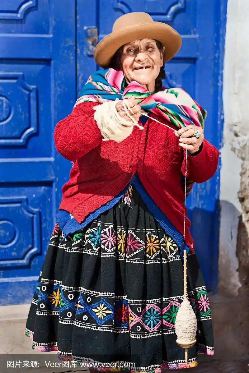 在圣谷,钦切罗纺羊毛的秘鲁女人