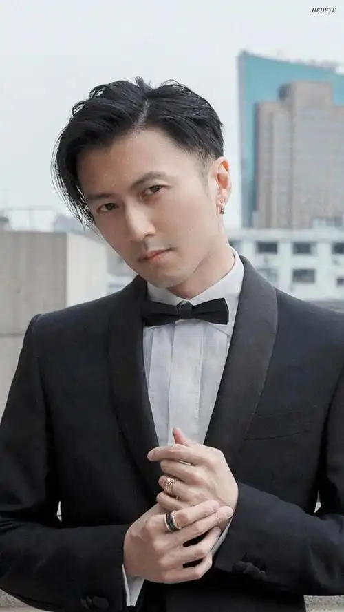 谢霆锋近照:脸上皮肤粗糙毛孔粗大胡茬明显,又没洗头很苍老 - 娱乐