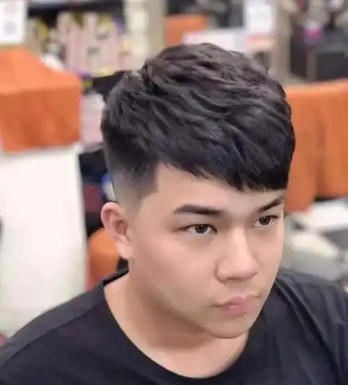 脸大的男生剪这样的发型你也能帅上天际