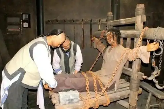 老虎凳虽说叫老虎,但它的是由木质长凳和木桩组成,在长凳的一头竖着