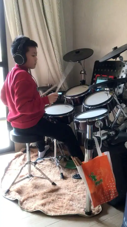 打架子鼓的小朋友好帅