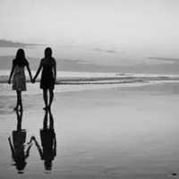 两个女孩牵手背影图片_微信头像图片大全