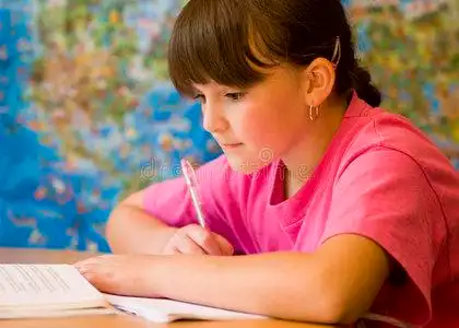 小孩做作业图片