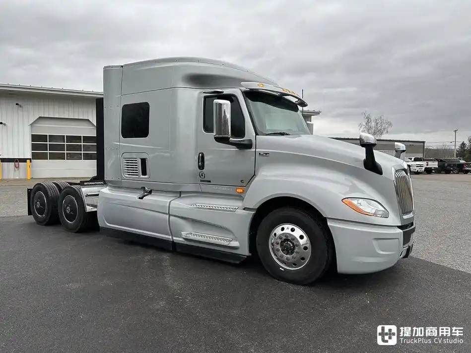 美国万国的旗舰长头卡车,配超大生活舱,实拍万国lt 6x4牵引车