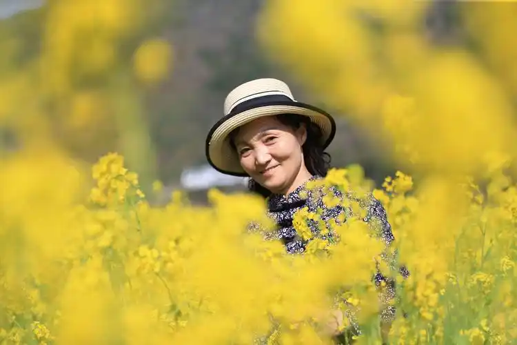 拍摄油菜花里人物(万峰林)