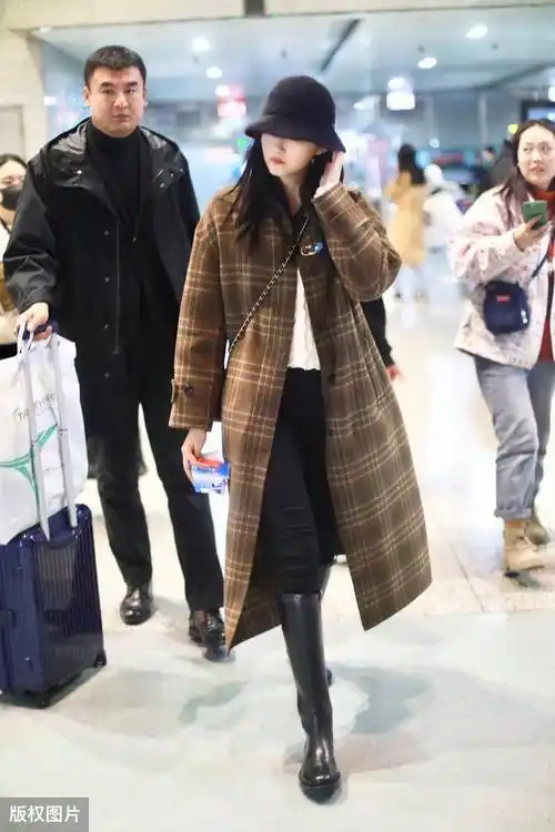 关晓彤真懂时尚,"茧型大衣"配骑士靴,复古时尚气质不俗_款式_造型