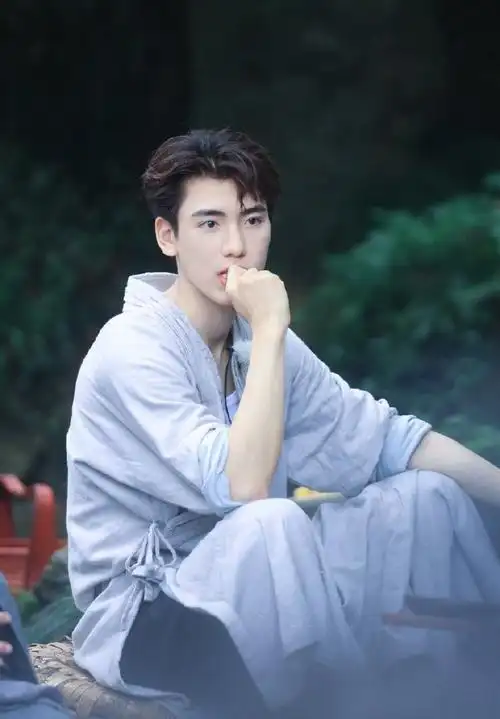 王子异端水式包场孤注一掷#王子异是为张艺兴,金晨,王大陆分别包场