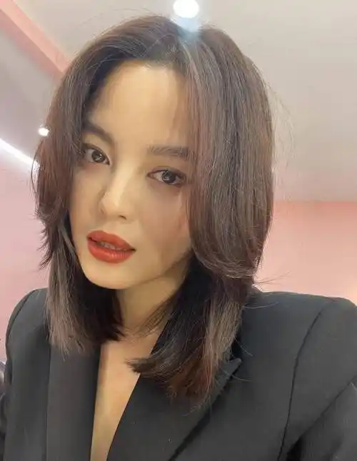 辛芷蕾一直都是锁骨发的参考模板,姐姐的发型自从变成短发,颜值也是