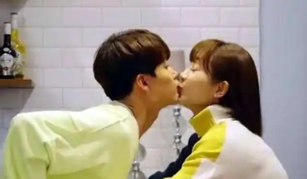 杨紫跟这些男艺人一起拍戏时,最有意思的就是拍吻戏啦!